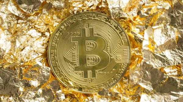 Bitcoinul și aurul merg, din nou, ”umăr la umăr”