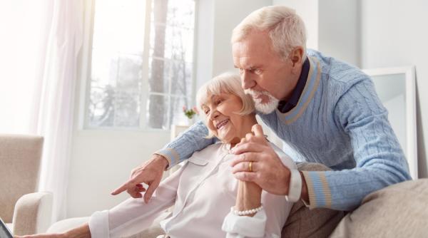 Ajutor pentru seniori: Guvernul aprobă prelungirea programelor sociale și creșterea sprijinului financiar