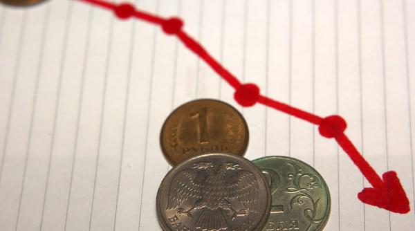 Rubla e pe tobogan. Scăderea a luat prin surprindere economiștii