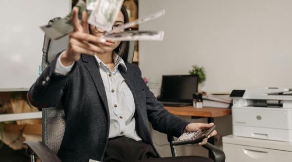 Criza din Franța face ravagii: Euro s-a prăbușit 