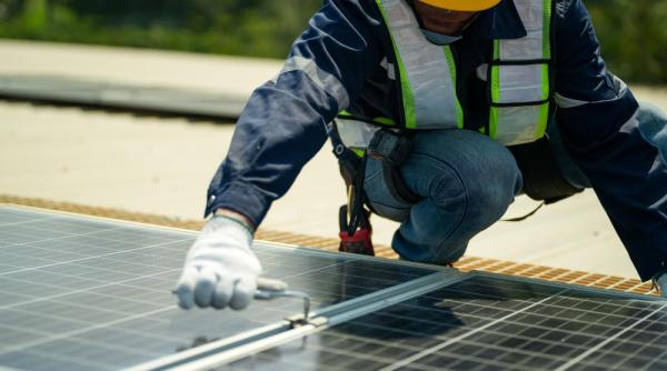 Panouri fotovoltaice pentru blocuri. Proiect de sute de milioane de lei