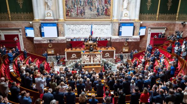 Criză profundă în Franța: Guvernul, dat jos! Ce urmează?  