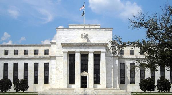 Fed estimează că ritmul scăderii dobânzilor va încetini în anul 2025
