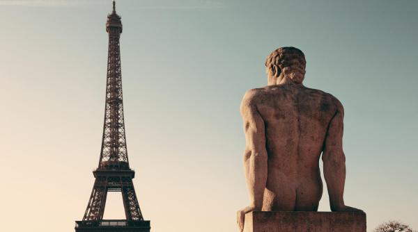 Opt secrete neștiute despre Turnul Eiffel: de la culorile sale variate la detalii ascunse