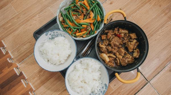 Mese gratuite pentru zeci de milioane de oameni. Programul de miliarde de dolari al Indoneziei