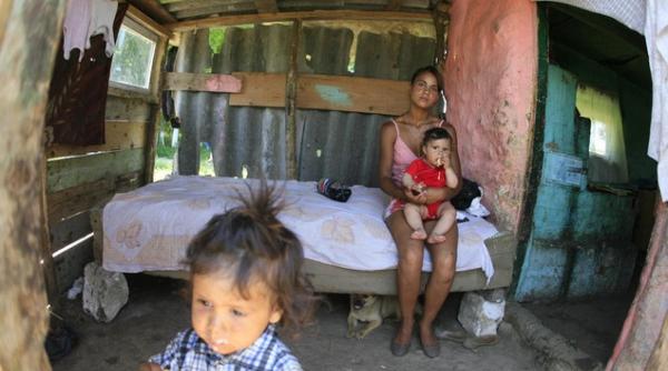 Banca Mondială: Românii se scufundă în sărăcie