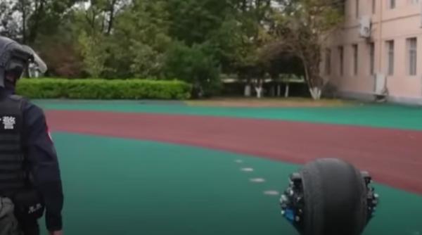 Robotul bizar al chinezilor care prinde infractori 