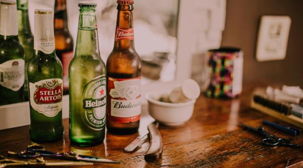 Criza datoriilor lovește piața berii. Cine câștigă în lupta pentru 466 de milioane de dolari?