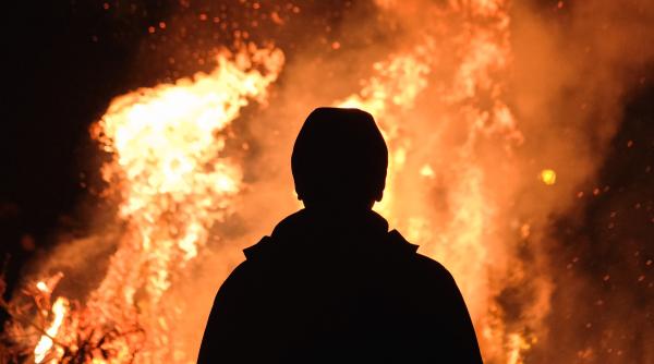 Incendiile care devastează zona Los Angeles s-au extins până în Hollywood Hills