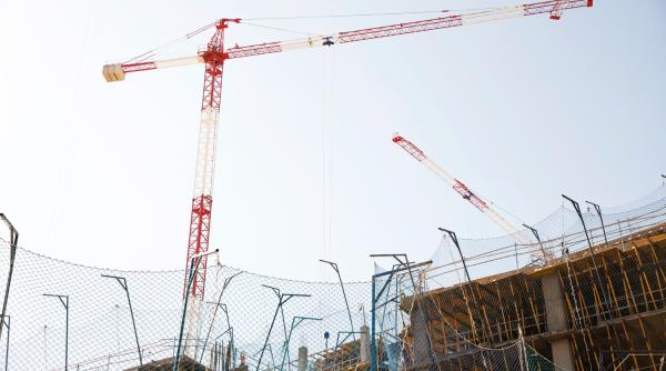 Efectul ordonanței trenuleț: Încep concedierile în construcții și nu numai