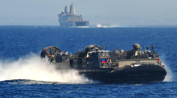 Iranul îşi dublează cheltuielile militare şi lansează prima navă pentru culegerea informațiilor