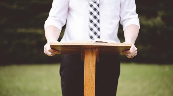 Țara care îi obligă pe bancheri să depună jurământ de integritate