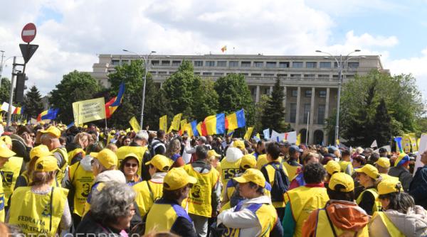 Ceferişti, militari în rezervă, poliţişti şi alte categorii protestează, vineri, în faţa Guvernului