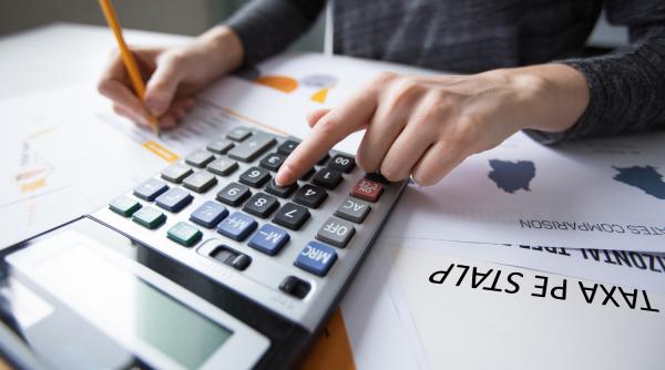 Taxa pe stâlp lovește din 2025! Firmele vor plăti impozitul pe tot anul, chiar dacă normele întârzie!