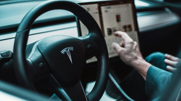 Tesla, depăşită de VW şi Seat în Germania, iar asta ar putea avea legătură cu activităţile politice ale lui Elon Musk