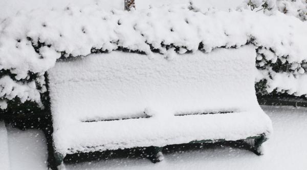 Stratul de zăpadă poate ajunge la 45 de cm în București