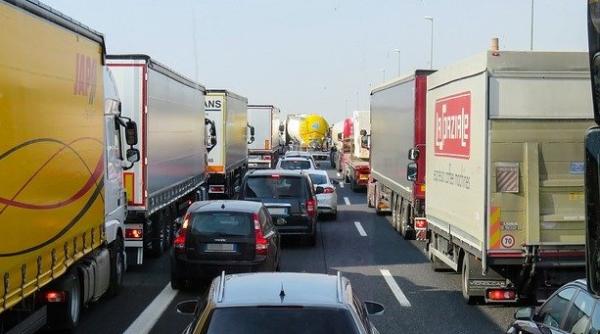 Noile reguli pentru transportatori. Amenzi uriașe și mașini blocate!