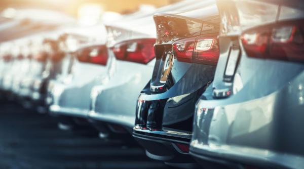 Dacia dă lovitura, Tesla se duce la vale! Piața auto din România, plină de surprize