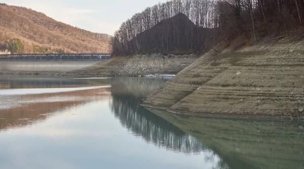 Gradul de umplere a lacurilor de acumulare a scăzut la 56%. Rezerva de apă din topirea zăpezii, cea mai mică din ultimii 5 ani!