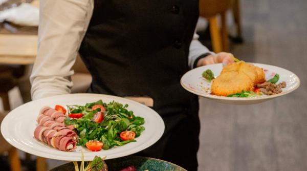 Criză de angajaţi în HoReCa. Antreprenorii, obligaţi să aducă muncitori străini