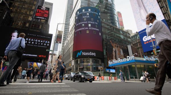 Nasdaq în picaj! Investitorii fug din acțiuni americane pe fondul temerilor legate de politicile lui Trump