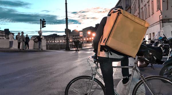 Livratori angajați la negru și facturi false! Pagubă de 10 milioane de lei produsă de trei firme de food-delivery