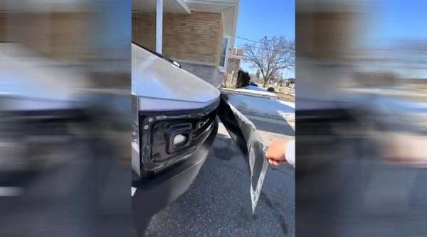 Musk le zice acționarilor să nu vândă, dar șefii Tesla și-au făcut deja bagajele!