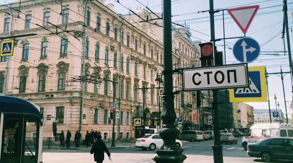 Rușii dau năvală să ia credite. Ce-i mână la ghișeele băncilor