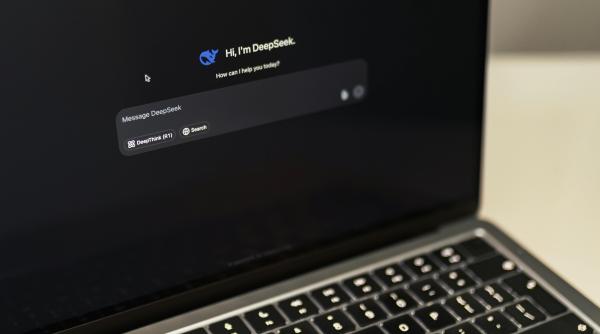 Se ascute lupta pentru supremaţia AI. DeepSeek lansează un model cu performanțe avansate
