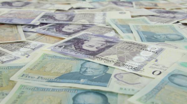 Lira sterlină câștigă teren. Londra vrea un regim tarifar special 