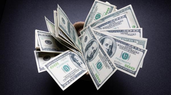 Dolarul scade, aurul profită de incertitudine