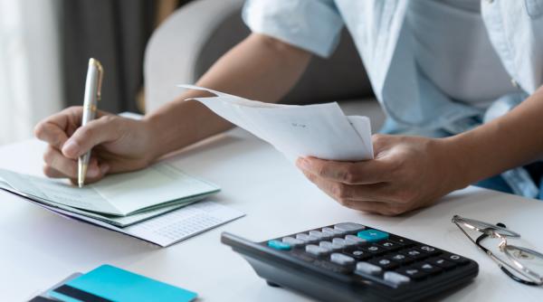 Guvernul taie din ”Taxa pe stâlp”. Cine va plăti mai puțin