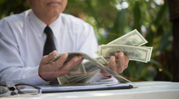 Trump pune în pericol viitorul dolarului ca refugiu financiar