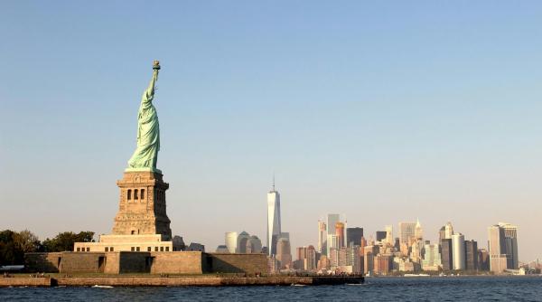 Cât costă „gold card”, viza permanentă pentru SUA prezentată de Trump 