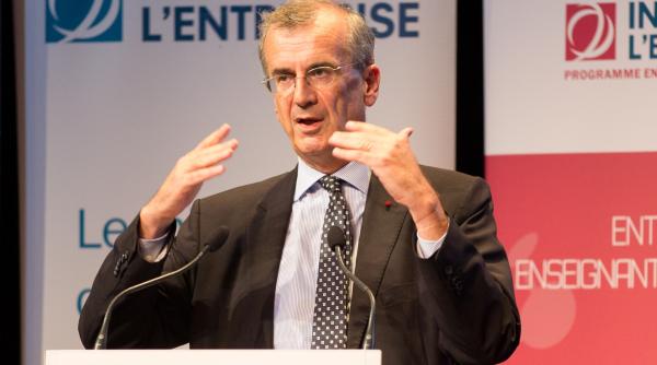 Încrederea în dolar, periclitată: Trump zguduie stabilitatea financiară globală