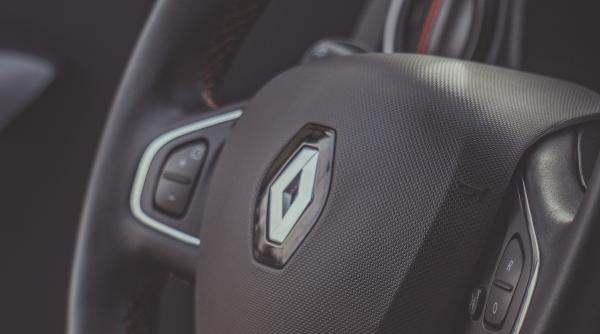 Renault oferă o primă excepțională pentru proprietarii de Tesla