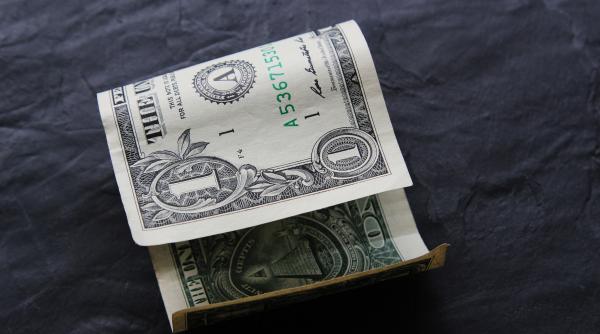 Dolarul, aproape de cel mai scăzut nivel din ultimii trei ani