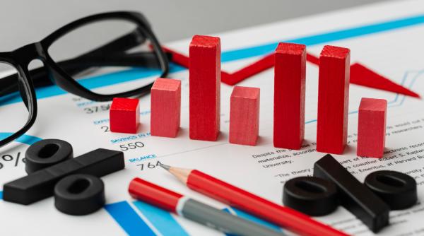 Agențiile de turism și jocurile de noroc, în cădere liberă: scăderi de peste 13% într-o lună