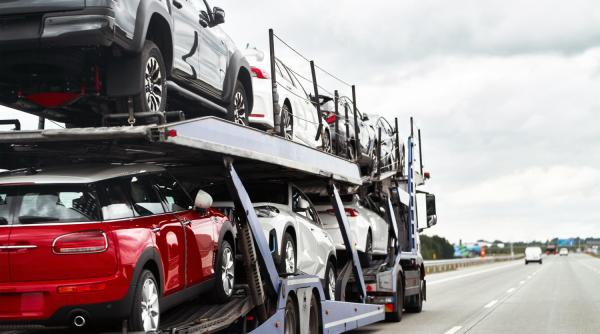 Piața auto se mișcă încet cu un avand de numai numai +0,4% în februarie și susținută de service-uri și piese