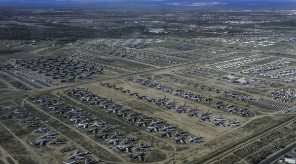 Mii de avioane și elicoptere zac în deșertul din Arizona. De ce