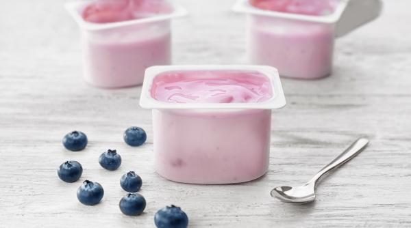 Danone renunță la coloranții artificiali în produsele din SUA