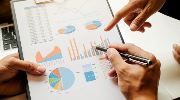 Scad prețurile la energie, dar românii nu simt nicio ieftinire. Iată de ce!