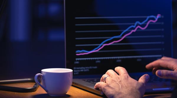 Euro, mai tare cu 10% față de dolar: Cine câștigă și cine pierde în Europa