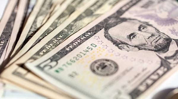 Dolarul continuă să cadă, ignorând orice acalmie 