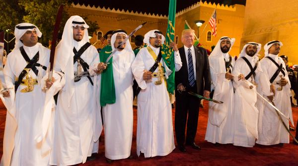 O farsă diplomatică? Ce se ascunde în spatele uriașului „deal” SUA–Arabia Saudită