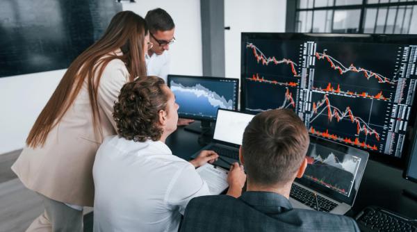 Bursa pică brusc: Tranzacțiile se prăbușesc cu 40%, acțiunile Sinteza și Romcab scad brusc!