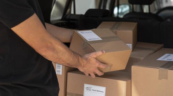 UE pregătește o taxă pe coletele mici din China: 2 euro pentru fiecare livrare