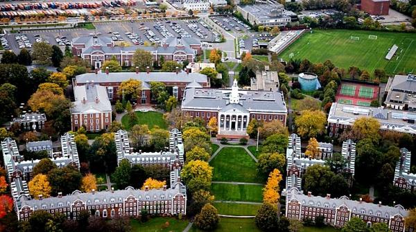 Harvard mai primește o lovitură din partea lui Trump. Mii de studenți, în pericol