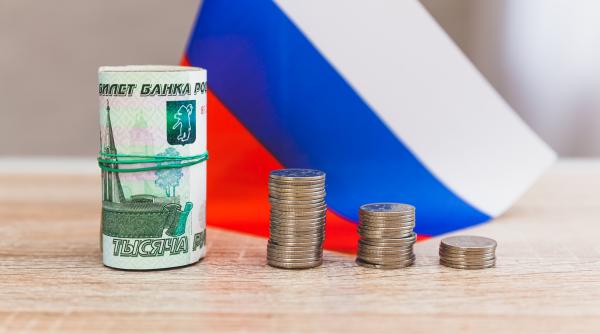 Rubla rusească atinge maximul ultimilor doi ani în fața dolarului