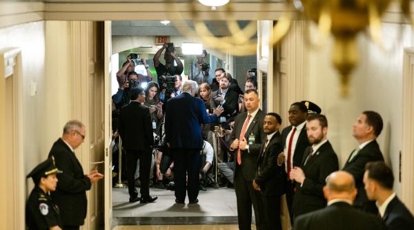 Wall Street cade după ce Trump amenință UE cu tarife de 50% și lovește direct în Apple